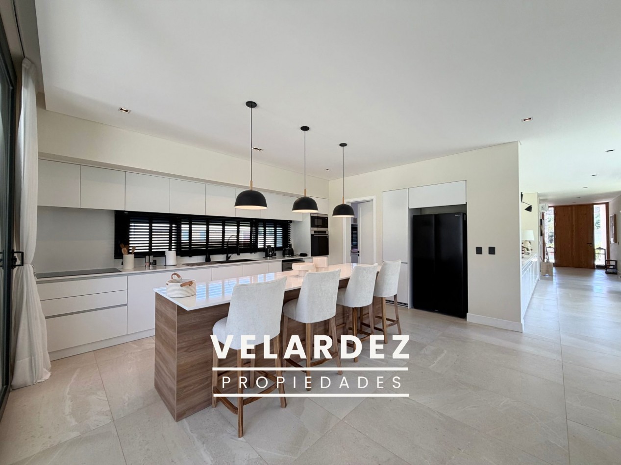Casa en Venta en Costa Esmeralda con gas natural