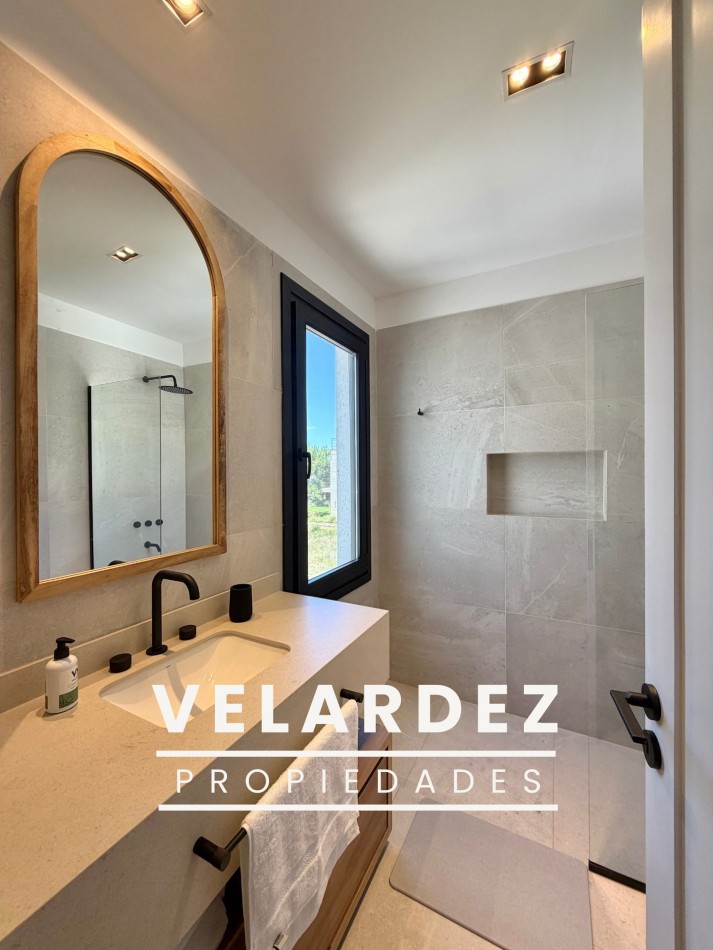 Casa en Venta en Costa Esmeralda con gas natural