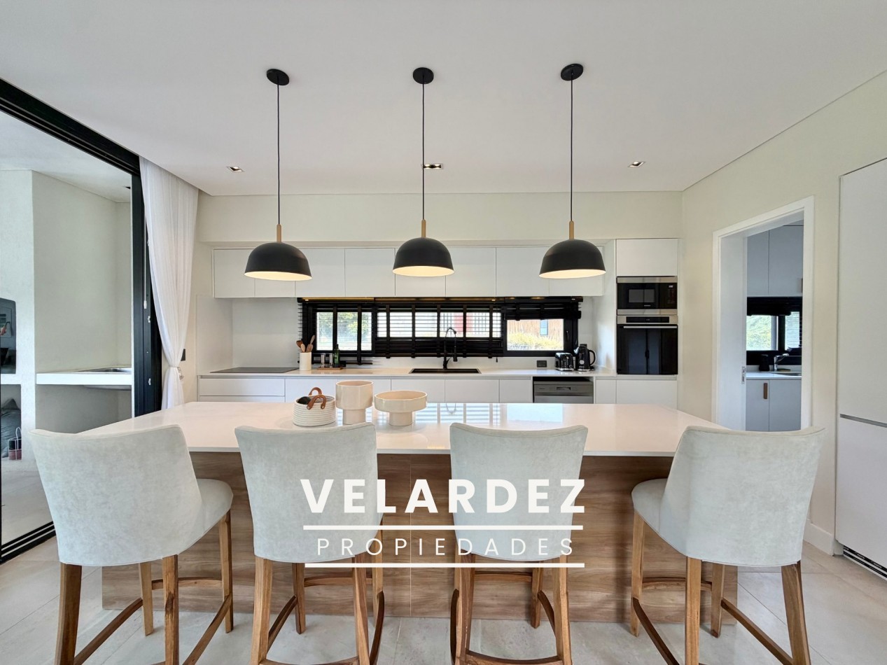 Casa en Venta en Costa Esmeralda con gas natural