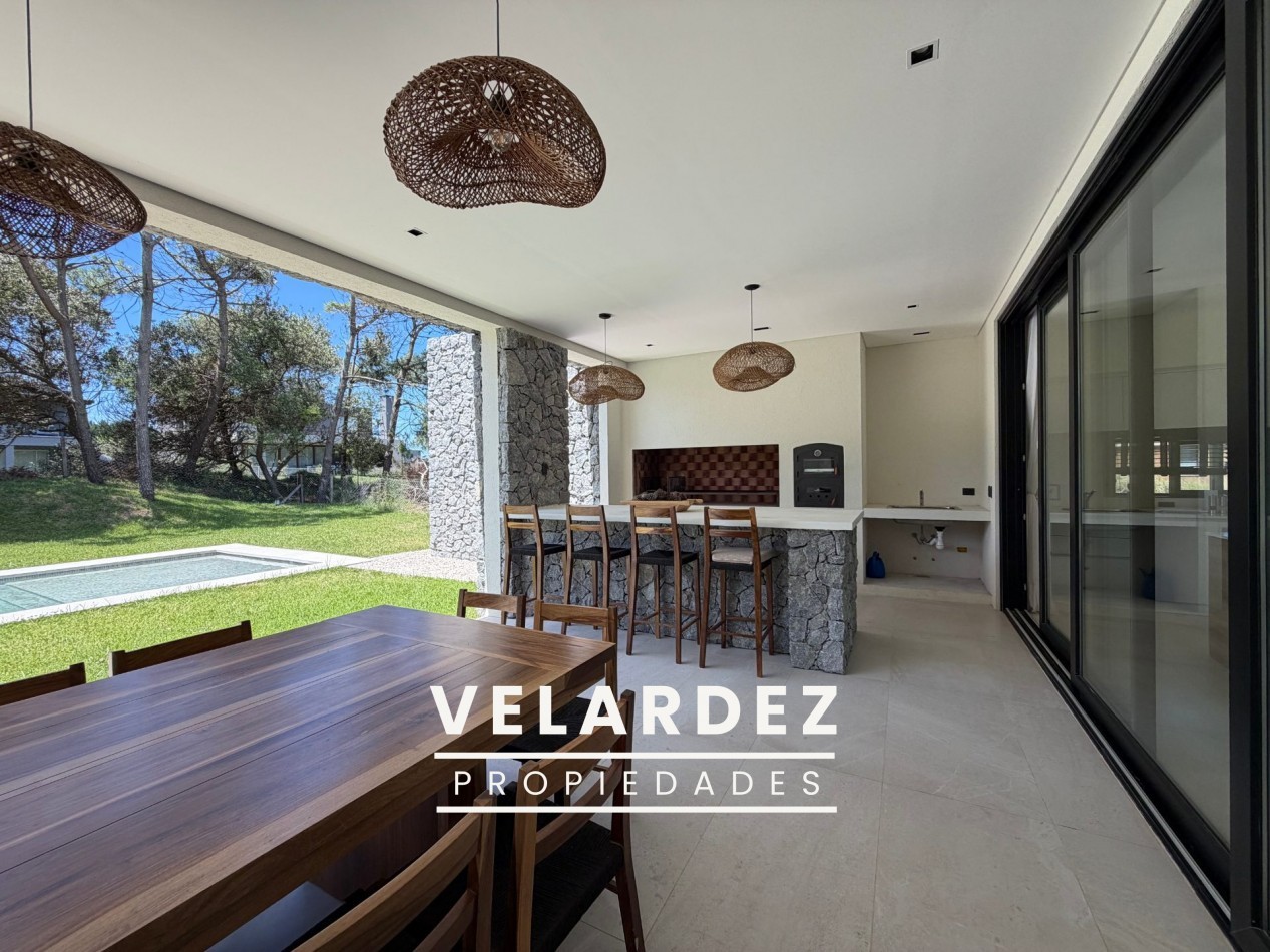 Casa en Venta en Costa Esmeralda con gas natural